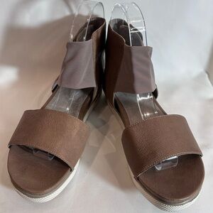 EILEEN FISHER Sz 7.5 Elasticized Strap Front Comfort Low Wedges Sandals in Tan